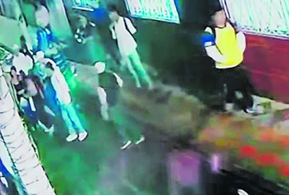 Infame agresión a las afueras de un colegio en Bosa 2 Infame agresión a las afueras de un colegio en Bosa Valentina, de 19 años, fue vilmente apuñalada en uno de sus ojos por otra joven cuando se encontraba saliendo de su colegio en Bosa.
