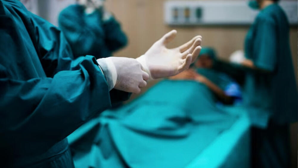 Insólito: Médico hizo mal la vasectomía y ahora tiene que ayudar a criar a la bebé de su paciente Un juez civil de Medellín resolvió -en primera instancia- condenar a un médico y a la EPS Saludcoop en liquidación a tener que ayudar a criar y mantener a la hija no deseada de una pareja.