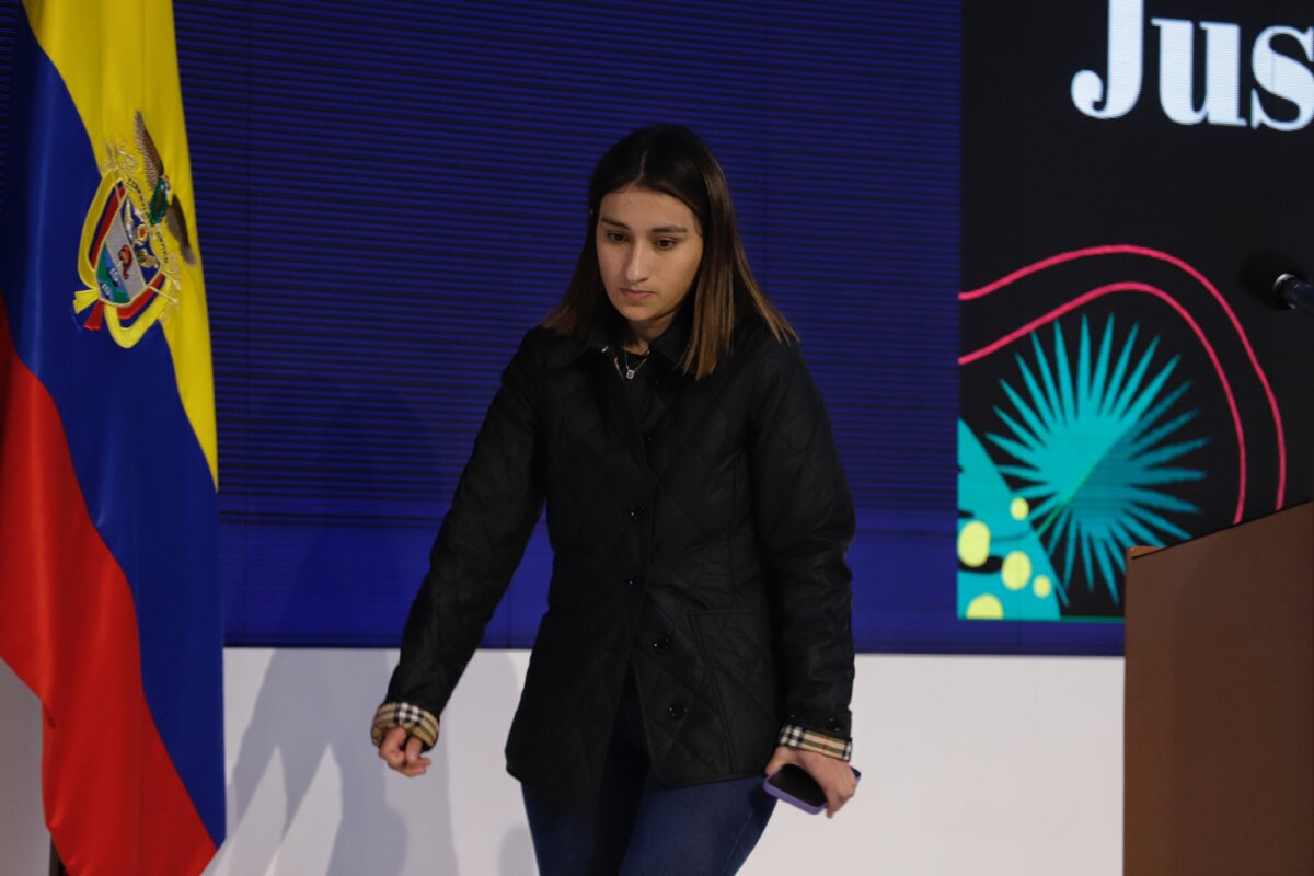 Las claves tras el escándalo que desembocó en la salida de Laura Sarabia del gobierno Petro 1 Las claves tras el escándalo que desembocó en la salida de Laura Sarabia del gobierno Petro Laura Sarabia y Armando Benedetti ya no irían más en el gobierno de Gustavo Petro por cuenta de la denuncia que se conoció de Marelbys Meza, exempleada de Sarabia y Benedetti.