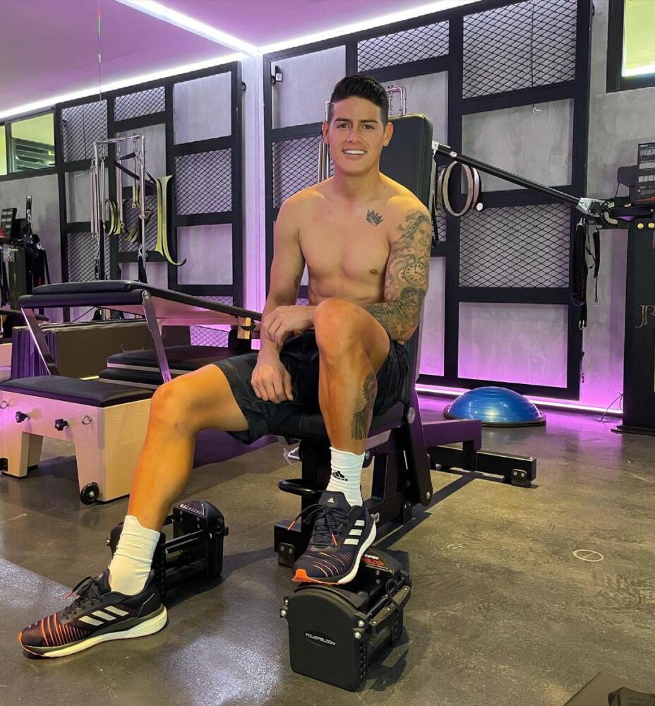 James Rodríguez estrenó lujoso carro en Bogotá James Rodríguez fue captado conduciendo un lujoso vehículo por las calles de Bogotá.