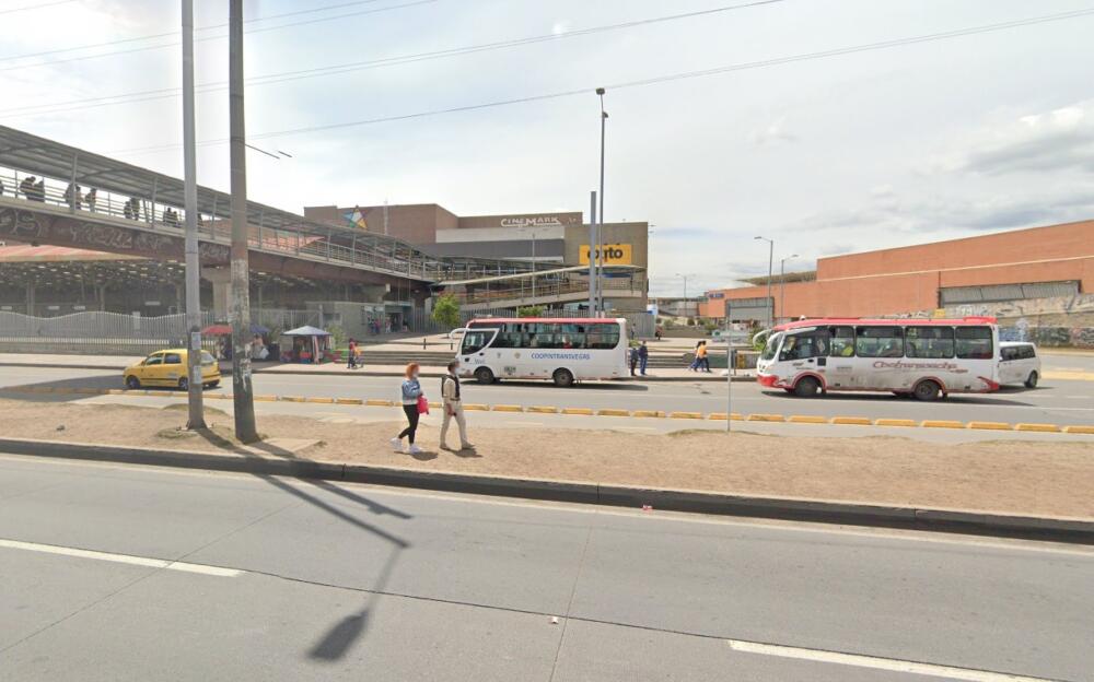 Joven fue abusada sexualmente en Soacha 1 Joven fue abusada sexualmente en Soacha Mientras se dirigía hasta el Centro Comercial Gran Plaza, ubicado a pocos metros de la estación de TransMilenio de San Mateo, en Soacha, una mujer de 21 años habría sido víctima de un caso de abuso sexual por parte de varios sujetos, quienes la habrían reducido y obligado a subir a la fuerza a una buseta.