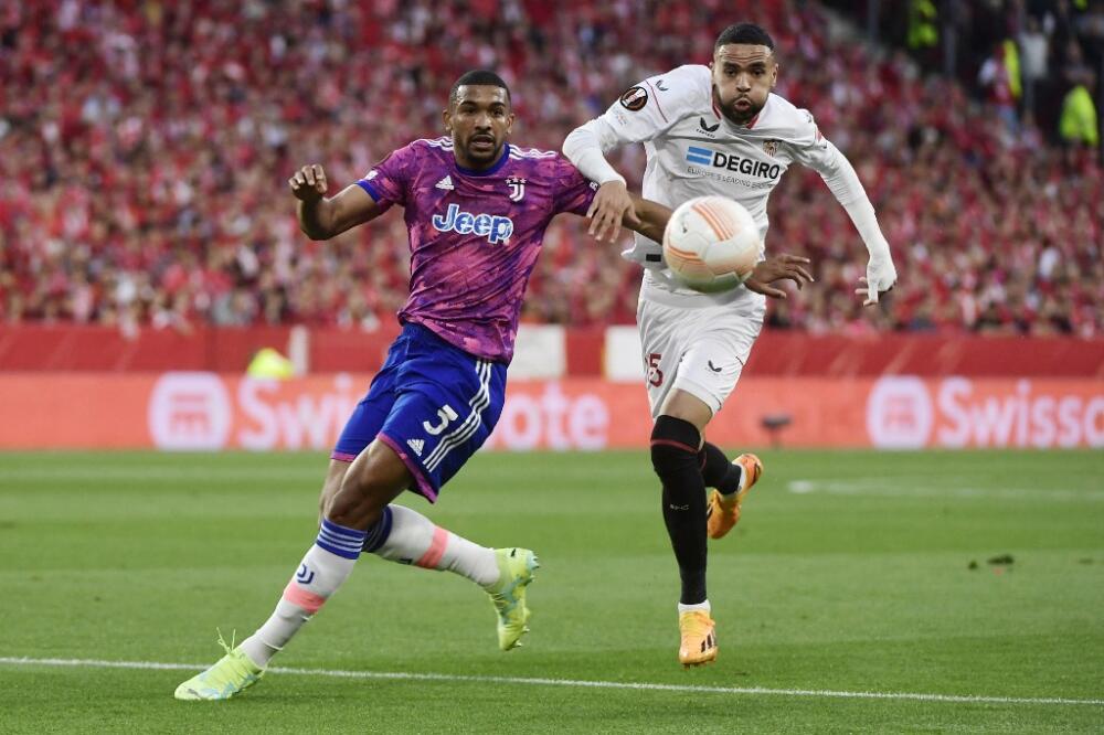 Juan Guillermo Cuadrado y la Juventus se quedaron sin final en la Europa League 1 Juan Guillermo Cuadrado y la Juventus se quedaron sin final en la Europa League La Juventus de Turín, donde juega el colombiano Juan Guillermo Cuadrado, quedó eliminada en la semifinales de la Europa League, tras caer 2 a 1 frente al Sevilla en el juego de vuelta.