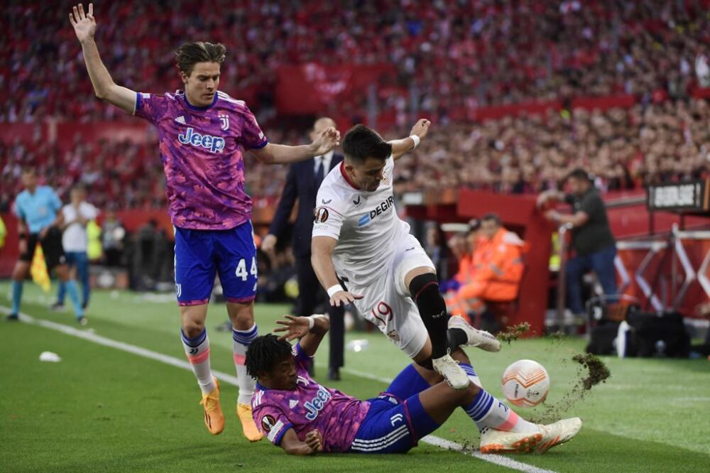 Juan Guillermo Cuadrado y la Juventus se quedaron sin final en la Europa League 2 Juan Guillermo Cuadrado y la Juventus se quedaron sin final en la Europa League La Juventus de Turín, donde juega el colombiano Juan Guillermo Cuadrado, quedó eliminada en la semifinales de la Europa League, tras caer 2 a 1 frente al Sevilla en el juego de vuelta.