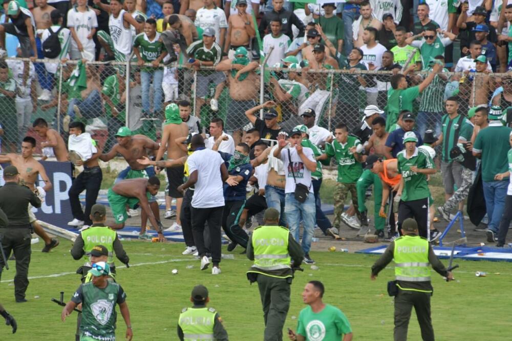 La Policía se iría del fútbol y eventos públicos 1 La Policía se iría del fútbol y eventos públicos Así lo dio a conocer el alto oficial, quien le propondrá al Ministerio de Defensa y la Dimayor, que los policías no asuman las responsabilidades de vigilancia y control en partidos de fútbol y conciertos que se hagan en todas las ciudades del país.