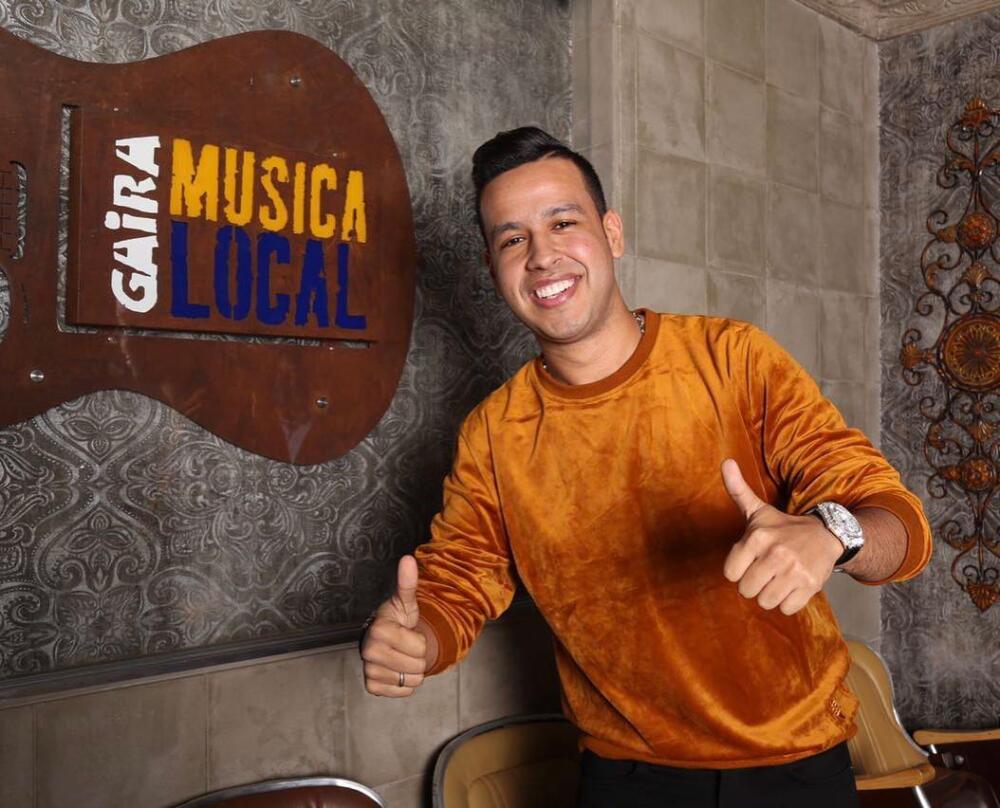 La cirugía que Martín Elías le recomendó a Jean Carlos Centeno para verse más guapo 1 La cirugía que Martín Elías le recomendó a Jean Carlos Centeno para verse más guapo Jean Carlos Centeno se sinceró y contó cuáles son las cirugías a las que se ha sometido. El cantante confesó que una de ellas se la recomendó el fallecido Martín Elías.