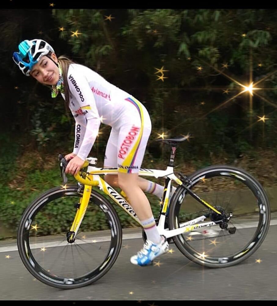 Familiares de la ciclista Ana María exigen justicia tras su muerte Este miércoles la ciclista profesional Ana María Bustamante falleció tras luchar por más de 80 días en una UCI luego de sufrir un terrible accidente en la localidad de Tunjuelito. Sus familiares tan solo exigen que se haga justicia y que el caso no quede impune.