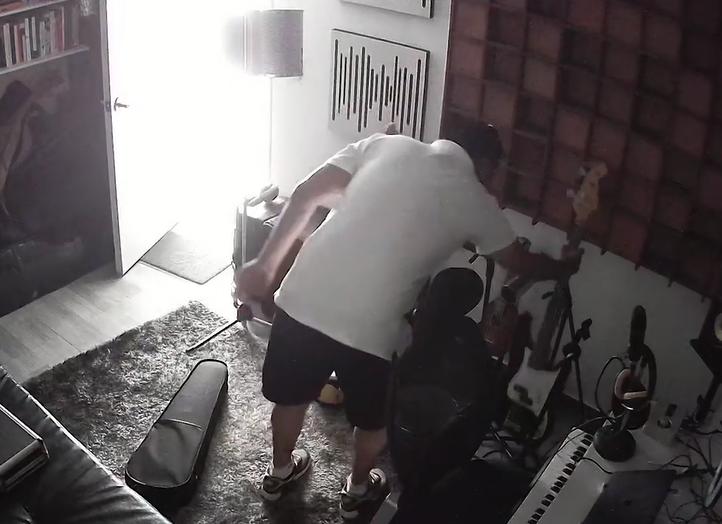 Ladrones se volaron tras ser descubiertos robando un apartamento en Santa Isabel 1 Ladrones se volaron tras ser descubiertos robando un apartamento en Santa Isabel Los ladrones fueron emboscados cuando entraron a robar un apartamento en el sector de Santa Isabel.