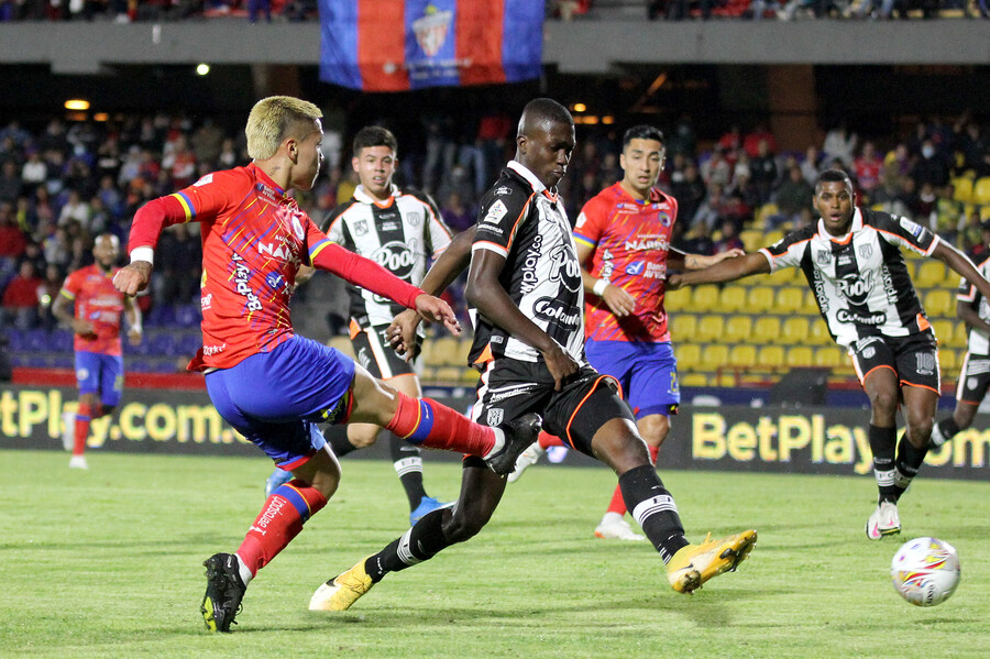 Definidos los clasificados a cuadrangulares finales del fútbol colombiano Santa Fe y Junior, que llegaron con opciones a la última fecha de la Liga BetPlay, quedaron eliminados y el Pasto fue quien obtuvo el octavo y último lugar para jugar los cuadrangulares finales del fútbol colombiano.