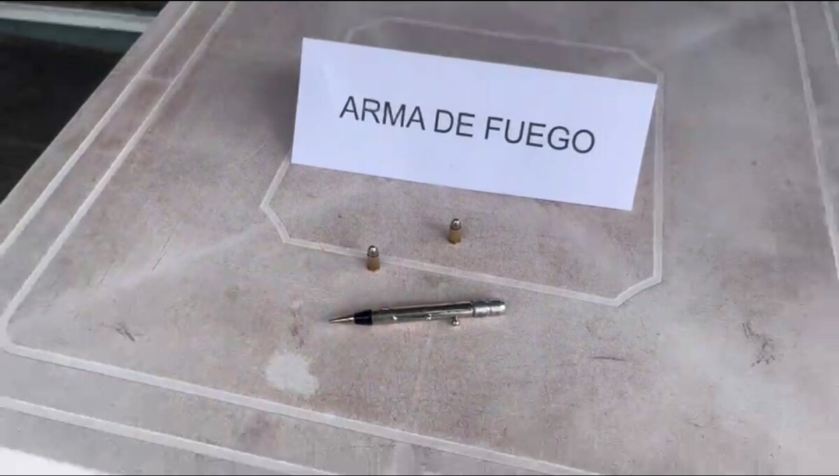 Lo cogieron con un arma de fuego que parecía un esfero 1 Lo cogieron con un arma de fuego que parecía un esfero La Policía Metropolitana de Bogotá capturó a un sujeto en el barrio Las Cruces de la localidad de Santa Fe, el cual portaba un arma de fuego fabricada de manera artesanal y que tenía la apariencia de un esfero junto con los cartuchos para accionarla.