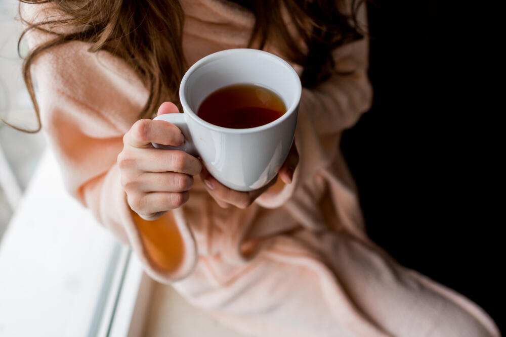 Los beneficios de tomar té de manzanilla por las noches Además de que el té de manzanilla es una bebida con un aroma y sabor muy agradable, esta hierba se utiliza ampliamente en la medicina tradicional.