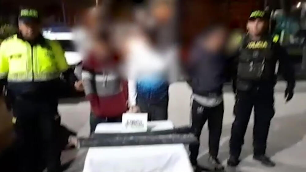 Los capturaron con cable robado dentro de un taxi en Kennedy 2 Los capturaron con cable robado dentro de un taxi en Kennedy En las últimas horas, la Policía de Kennedy logró la captura de tres sujetos que iban al interior un taxi con actitud sospechosa, por lo que les solicitaron una requisa. Al interior del vehículo fueron hallados varios metros de cable que habían sido hurtados a un empresa de comunicaciones.