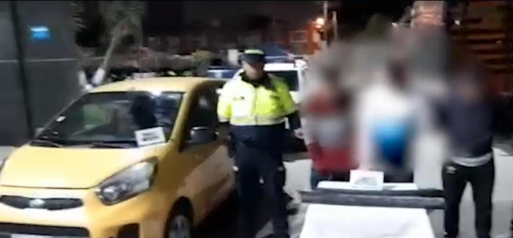 Los capturaron con cable robado dentro de un taxi en Kennedy 1 Los capturaron con cable robado dentro de un taxi en Kennedy En las últimas horas, la Policía de Kennedy logró la captura de tres sujetos que iban al interior un taxi con actitud sospechosa, por lo que les solicitaron una requisa. Al interior del vehículo fueron hallados varios metros de cable que habían sido hurtados a un empresa de comunicaciones.