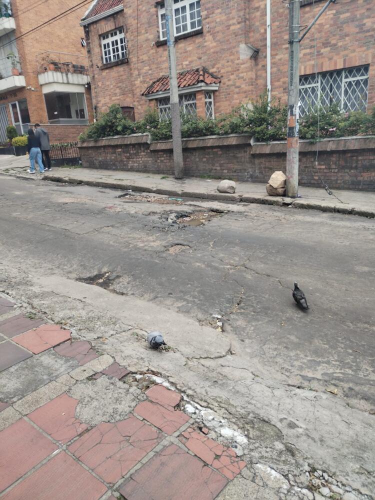 Los habitantes de Chapinero están cansados de vivir entre los huecos Los habitantes del barrio Chapinero Central se han puesto en contacto con Q’HUBO para denunciar que están cansados de vivir entre los huecos, pues aseguran que desde hace más de un año hay unos enormes cráteres en las calles del barrio.