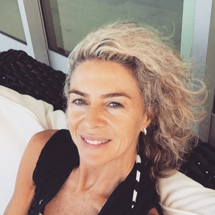 Margarita Rosa de Francisco reveló cómo vivió la tusa por Carlos Vives Margarita Rosa de Francisco es una de las actrices y presentadoras más queridas por los colombianos, sin embargo, no solo es recordada por su participación en distintas novelas y series de la televisión de nuestro país, sino que también lo es por su matrimonio con Carlos Vives y hace poco contó lo duro que la pasó tras la separación con el cantante.