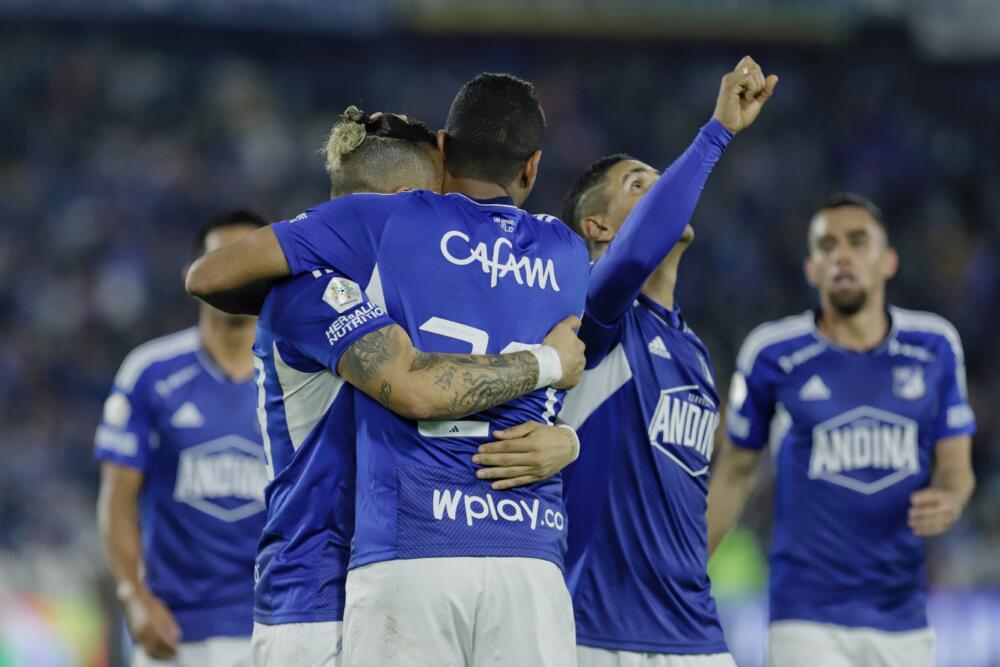 Millonarios buscará mantener el liderato de la Copa Sudamericana Esta noche se vivirá una nueva jornada de la fiesta del fútbol en el estadio El Campín, a las 9 de la noche Millonarios recibirá al Peñarol en el partido por la cuarta fecha de la fase de grupos de la Copa Suramericana, en la que el conjunto embajador se encuentra primero en la tabla del grupo F con 7 puntos, tras su empate con América de Mineiro.