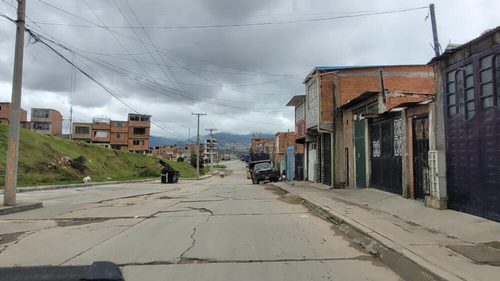 Misterioso hallazgo de un cuerpo en Ciudad Bolívar 1 Misterioso hallazgo de un cuerpo en Ciudad Bolívar La madrugada de este sábado fue hallado el cadáver de un hombre (de unos 35 años) con evidentes signos de violencia en el sector de Altos de la Cruz.