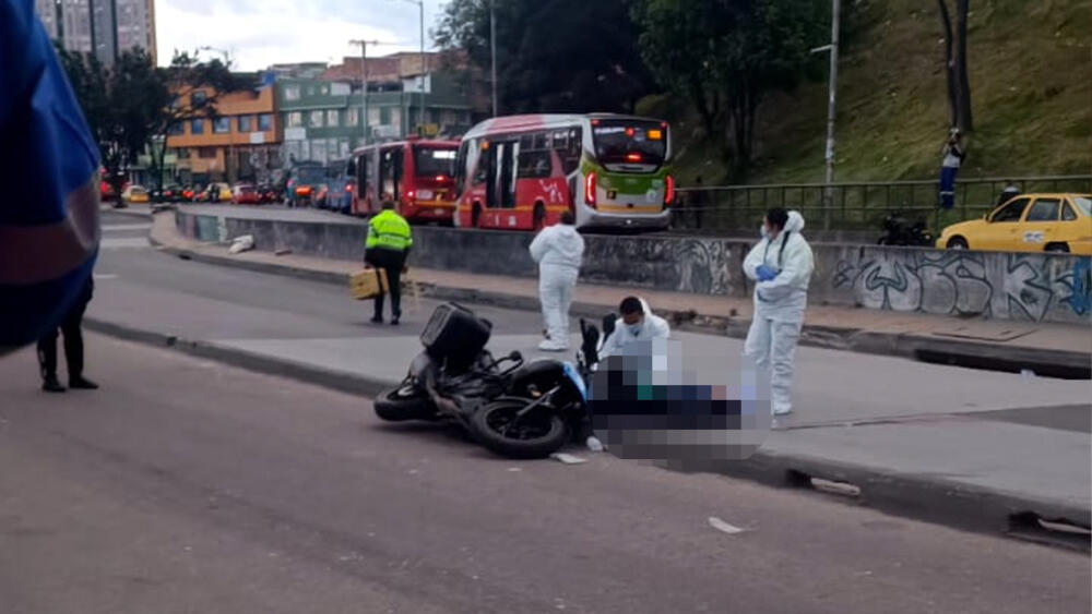 Motociclista falleció en accidente de tránsito en la Av. Caracas En la mañana de este viernes 5 de mayo se registró un aparatoso accidente de tránsito sobre la Avenida Caracas con Calle 12, a la altura de la localidad de Rafael Uribe. Según las primeras versiones, al parecer un motociclista perdió el control de su vehículo y terminó cayendo sobre la calle, hecho que terminó ocasionándole la muerte.