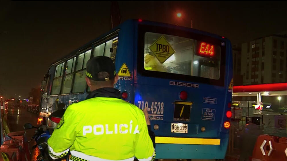 Motociclista le disparó a un conductor de Sitp porque lo mojó con un charco 2 Motociclista le disparó a un conductor de Sitp porque lo mojó con un charco Durante la noche de este martes, frente al centro comercial Cafam Floresta, que se encuentra ubicado en la localidad de Suba, a la altura de la Carrera 68 con Calle 98, se registró un nuevo caso de intolerancia: un motociclista le disparó a un conductor de Sitp con un arma de fogueo, todo porque el operario pasó por un charco y lo mojó.
