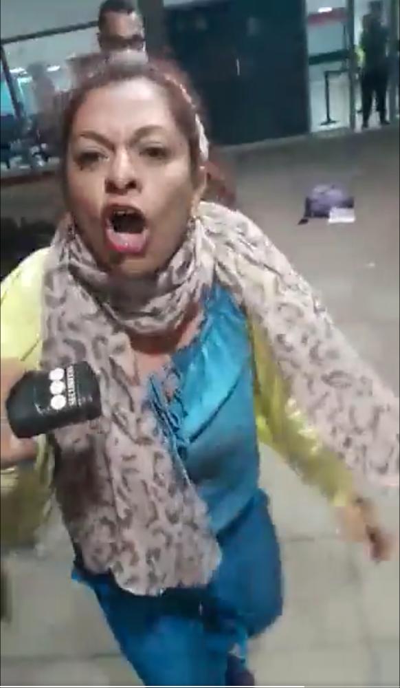 Mujer agredió brutalmente a funcionarios de Avianca 1 Mujer agredió brutalmente a funcionarios de Avianca La mujer reaccionó violentamente contra los funcionarios porque le solicitaron el registro civil de su hija.