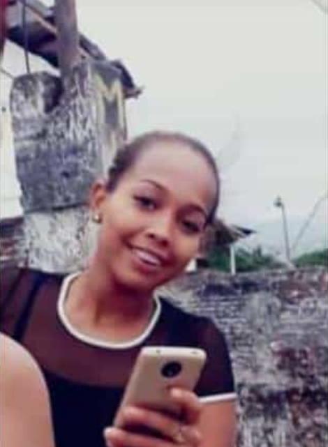 Mujer asesinada dentro de una cárcel conoció a su feminicida por internet El pasado 14 de mayo se presentó un caso de feminicidio dentro de una de las celdas de la cárcel de Cómbita, donde Merly Cuadros, de 33 años, perdió la vida a manos de Efraín Sarmiento, un hombre que ya estaba cumpliendo una condena por el delito de feminicidio. 