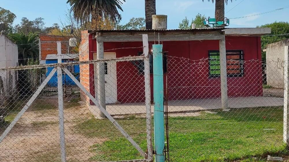 Mujer celosa encerró a su pareja durante 3 días para que no le fuera infiel En Argentina, una mujer decidió encerrar a su novio durante 3 días dentro de una habitación para evitar que le fuera infiel. Incluso le quitó el celular para que no pudiera hablar con nadie durante el tiempo que estuvo encerrado.