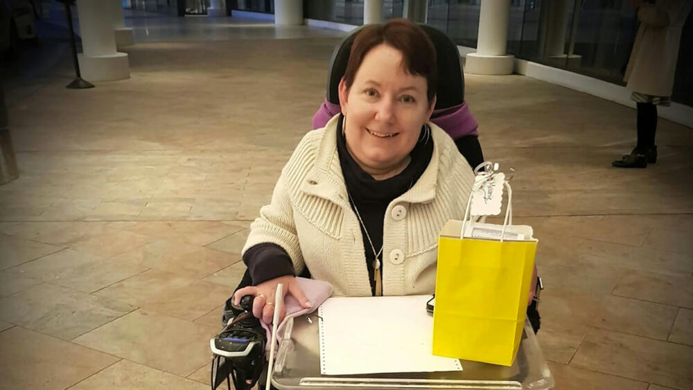 Mujer con discapacidad pagó para tener sexo por primera vez 6 Mujer con discapacidad pagó para tener sexo por primera vez Melanie Hawkes es una mujer australiana de 43 años que padece una enfermedad que la dejó en silla de ruedas desde que era una niña, su padecimiento es una mielitis transversa, se trata de una inflamación en su columna que le impide caminar. Aunque la mujer no había pensado sobre su propia sexualidad, fue a causa de una conversación que tuvo con su trabajadora social que empezó a pensar sobre el tema.