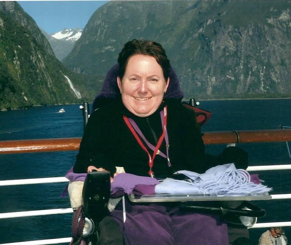 Mujer con discapacidad pagó para tener sexo por primera vez 1 Mujer con discapacidad pagó para tener sexo por primera vez Melanie Hawkes es una mujer australiana de 43 años que padece una enfermedad que la dejó en silla de ruedas desde que era una niña, su padecimiento es una mielitis transversa, se trata de una inflamación en su columna que le impide caminar. Aunque la mujer no había pensado sobre su propia sexualidad, fue a causa de una conversación que tuvo con su trabajadora social que empezó a pensar sobre el tema.