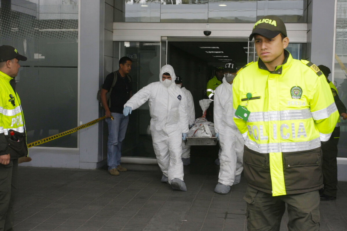 Murió un pasajero en pleno vuelo de Avianca que cubría la ruta Madrid-Bogotá Durante el vuelo AV11 de Avianca, que cubría la ruta Madrid-Bogotá, se presentó una situación que alertó a todos los pasajeros del avión, pues sobre las 2:00 de la madrugada una de las personas que iba a bordo de la aeronave comenzó a tener graves problemas de salud, por lo que el piloto del avión se vio en la necesidad de desviarse a la ciudad de Caracas, Venezuela, para que el pasajero pudiera ser atendido.