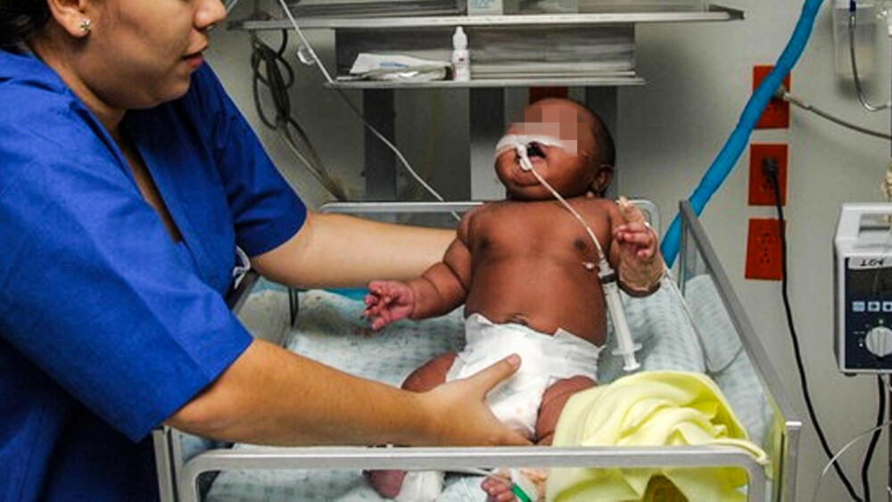 Nació el primer bebé con el ADN de tres personas 1 Nació el primer bebé con el ADN de tres personas En el Reino Unido nació el primer bebé que fue fecundado con el ADN de tres personas, la hazaña se logró luego de que un grupo de médicos utilizaran un método innovador que tiene el objetivo de evitar que los niños hereden enfermedades incurables.