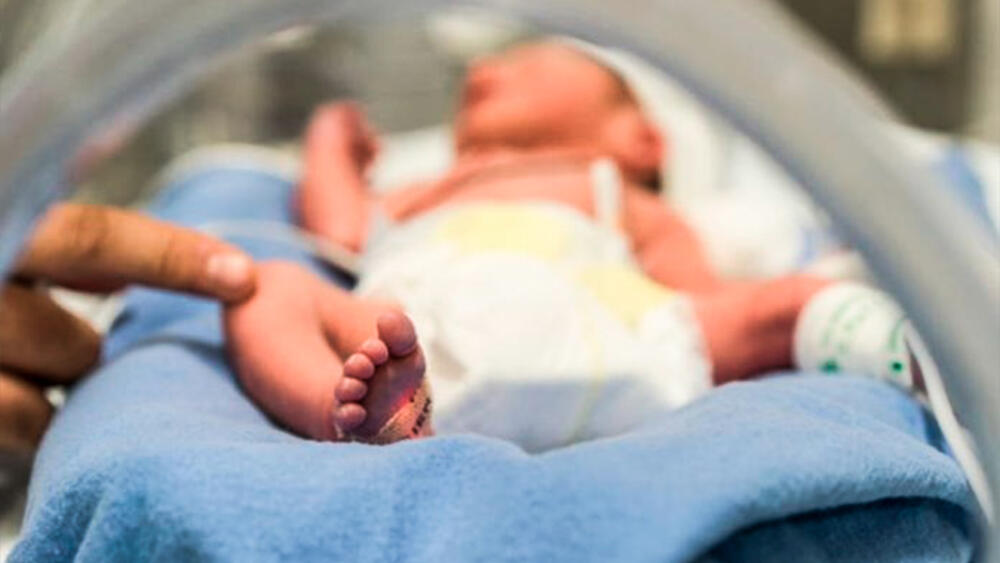 Nació el primer bebé con el ADN de tres personas En el Reino Unido nació el primer bebé que fue fecundado con el ADN de tres personas, la hazaña se logró luego de que un grupo de médicos utilizaran un método innovador que tiene el objetivo de evitar que los niños hereden enfermedades incurables. 