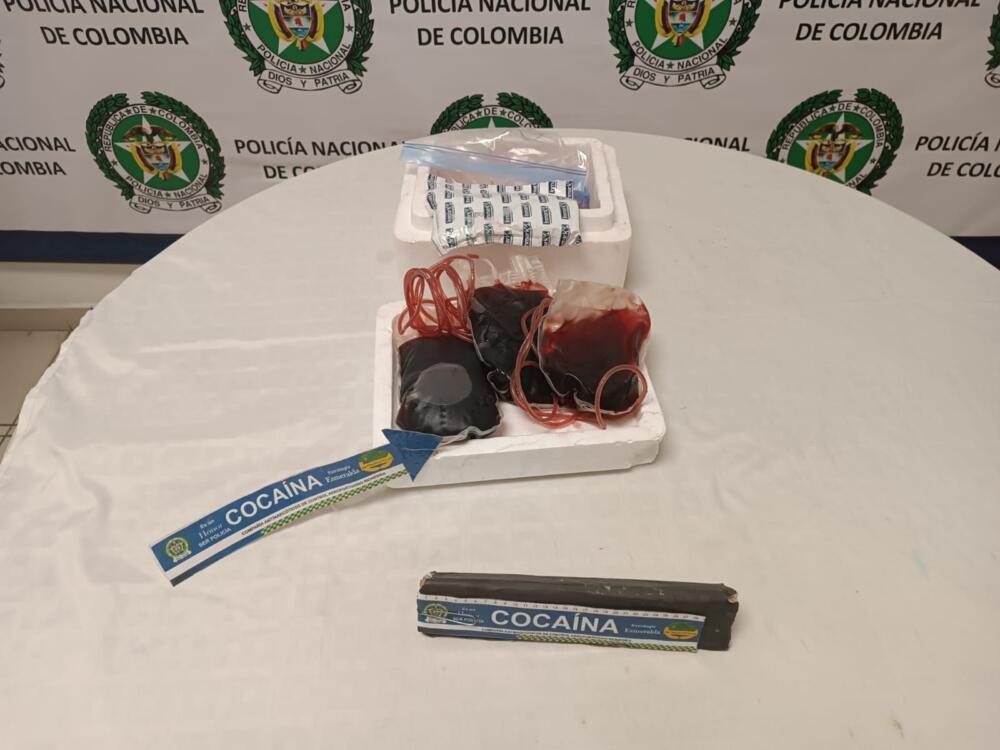 Narcos ahora usan sangre para encaletar cocaína 1 Narcos ahora usan sangre para encaletar cocaína Las autoridades incautaron más de 1.600 gramos de cocaína camuflada en sangre.