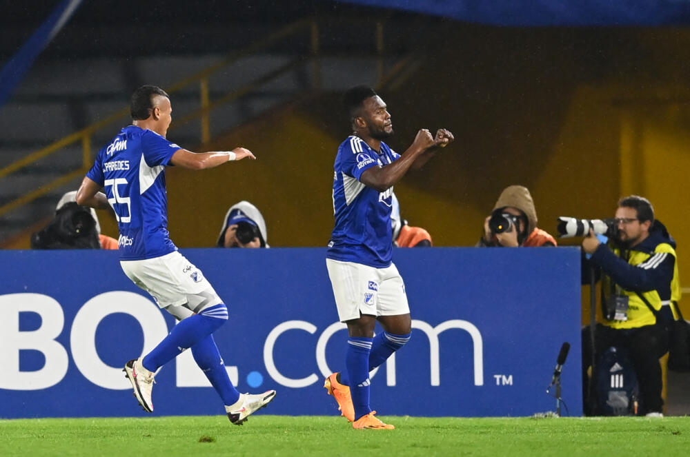 Ni la lluvia le aguó la fiesta a Millos 2 Ni la lluvia le aguó la fiesta a Millos ¡Qué noche se vivió ayer en El Campín! Millonarios venció 3-1 a Peñarol de Uruguay, en un partido que estuvo marcado por un aguacero que inundó la cancha. El duelo se suspendió por más de una hora. Con este resultado el cuadro Azul sigue líder del grupo F, en la Copa Sudamericana.