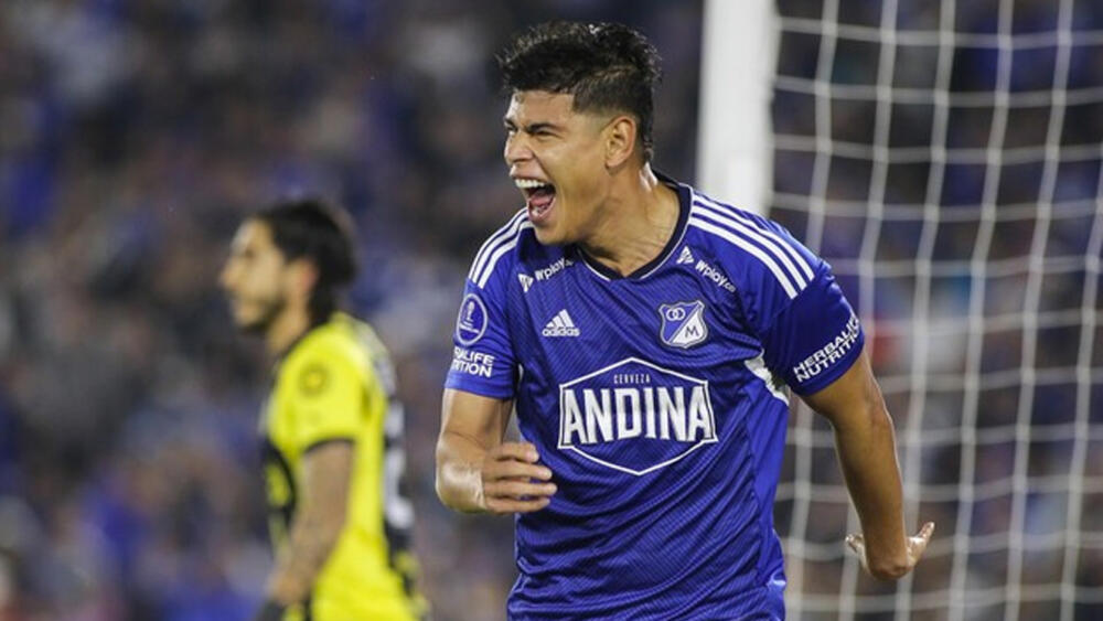 Ni la lluvia le aguó la fiesta a Millos ¡Qué noche se vivió ayer en El Campín! Millonarios venció 3-1 a Peñarol de Uruguay, en un partido que estuvo marcado por un aguacero que inundó la cancha. El duelo se suspendió por más de una hora. Con este resultado el cuadro Azul sigue líder del grupo F, en la Copa Sudamericana.