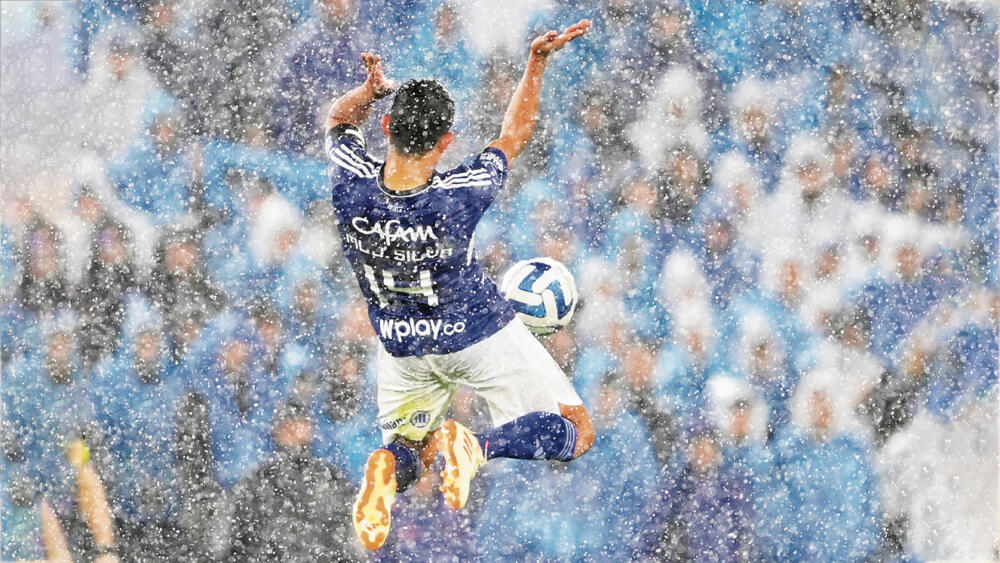 Ni la lluvia le aguó la fiesta a Millos 1 Ni la lluvia le aguó la fiesta a Millos ¡Qué noche se vivió ayer en El Campín! Millonarios venció 3-1 a Peñarol de Uruguay, en un partido que estuvo marcado por un aguacero que inundó la cancha. El duelo se suspendió por más de una hora. Con este resultado el cuadro Azul sigue líder del grupo F, en la Copa Sudamericana.