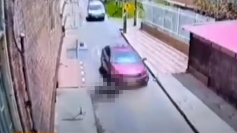 Niña de 3 años murió arrollada luego de tropezarse con un perro 4 Niña de 3 años murió arrollada luego de tropezarse con un perro En el barrio Palenque ubicado en la localidad de Kennedy, sucedió un hecho bastante lamentable que enluta a toda la comunidad, pues una niña de 3 años falleció luego de tropezarse con un perro, la menor cayó a la calle justo en el momento en el que iba pasando un carro que no pudo hacer nada para evitar atropellarla.