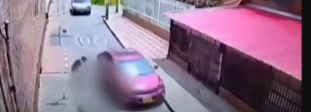 Niña de 3 años murió arrollada luego de tropezarse con un perro En el barrio Palenque ubicado en la localidad de Kennedy, sucedió un hecho bastante lamentable que enluta a toda la comunidad, pues una niña de 3 años falleció luego de tropezarse con un perro, la menor cayó a la calle justo en el momento en el que iba pasando un carro que no pudo hacer nada para evitar atropellarla.