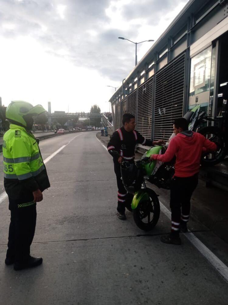 Se quedó sin gasolina y le tocó llevarse la moto en TransMilenio 1 Se quedó sin gasolina y le tocó llevarse la moto en TransMilenio Un hombre protagonizó un hecho insólito en la estación de TransMilenio de Venecia luego de que fue sorprendido por agentes de tránsito mientras llevaba su motocicleta en uno de los articulados tras quedarse sin gasolina.