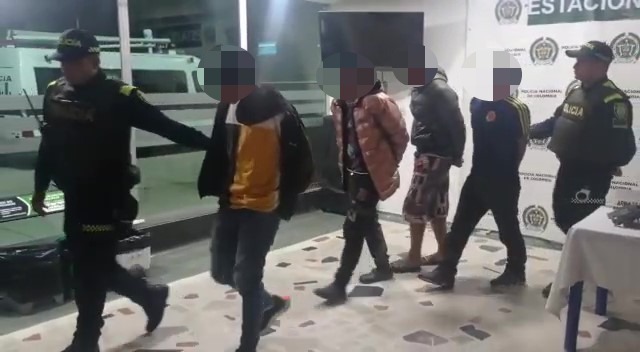 Operativos contra la extorsión en Kennedy y La Candelaria dejaron cinco capturados Cinco personas fueron capturadas en operativos efectuados en Kennedy y La Candelaria contra la extorsión.