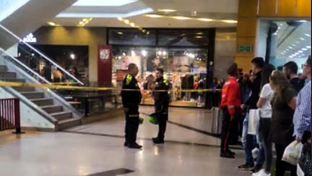Pánico por tiroteo dentro de un centro comercial 2 Pánico por tiroteo dentro de un centro comercial Durante la tarde de este domingo 14 de mayo se registró una balacera en el centro comercial Unicentro ubicado en la localidad de Usaquén al norte de la ciudad.
