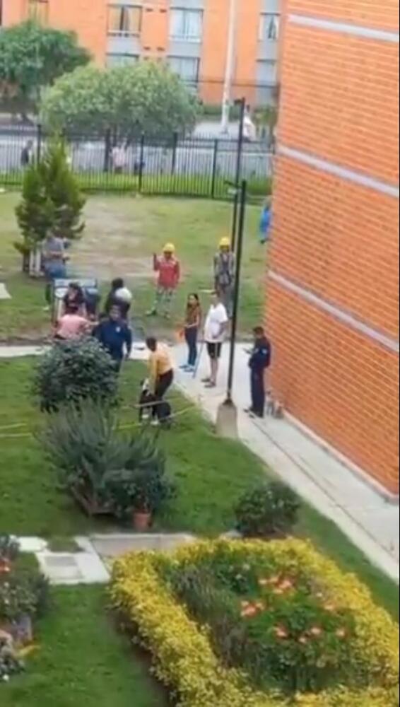 Peligroso pitbull atacó a perrito en conjunto de Soacha y lo mató 1 Peligroso pitbull atacó a perrito en conjunto de Soacha y lo mató En video quedó registrado el salvaje ataque del que fue víctima un perrito por parte de un pitbull en un conjunto de Soacha.