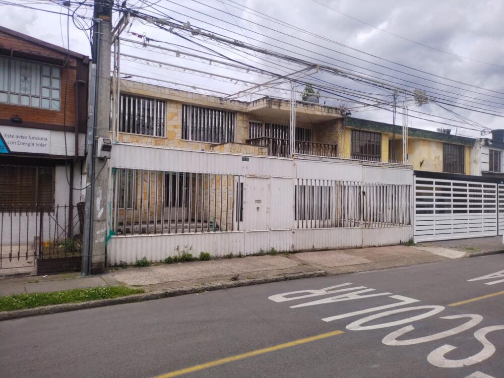 Piden rescatar a gatos atrapados en vivienda de Normandía 1 Piden rescatar a gatos atrapados en vivienda de Normandía La comunidad del barrio Normandía está denunciando que por lo menos 3 gatitos se encuentran atrapados dentro de una vivienda que está desocupada. Los felinos, según dicen, llevan seis días sin poder alimentarse ni beber agua, lo que puede desencadenar en su muerte.
