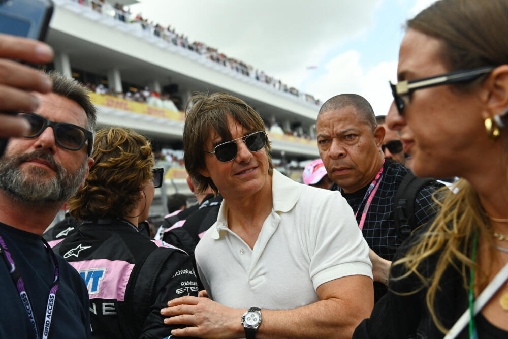 Pillaron a Shakira y a Tom Cruise juntos en Miami 1 Pillaron a Shakira y a Tom Cruise juntos en Miami La cantante Shakira siempre es noticia y este fin de semana lo confirmó, pues el pasado sábado fue premiada en los Billboard como la ‘mujer del año’ y al día siguiente, fue vista en Miami acompañada del reconocido actor de Hollywood Tom Cruise, mientras se llevaba a cabo el Gran Premio de la Fórmula 1 en Estados Unidos.