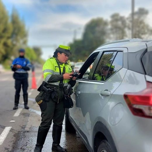 Pille el pico y placa para este martes La medida del Pico y placa aplica de lunes a viernes entre las 6:00 a.m. hasta las 9:00 p.m., de acuerdo al último dígito de la placa de su vehículo. Los sábados y domingos no aplica la restricción.