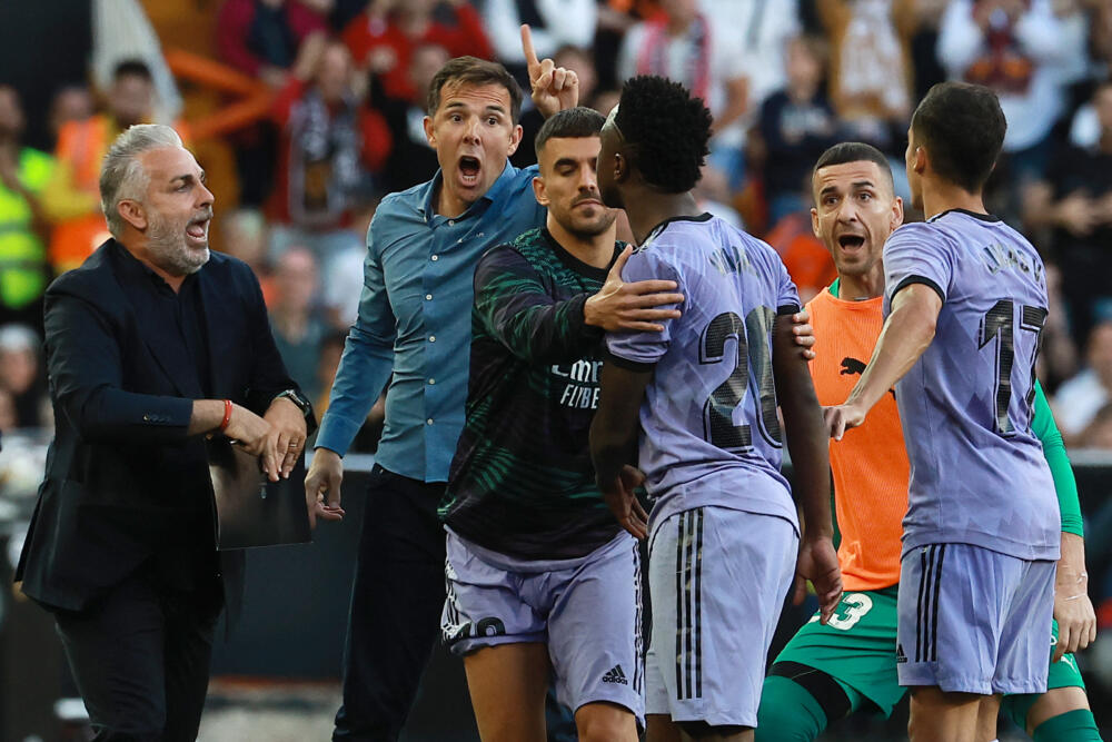 Polémica en el fútbol por racismo contra Vinícius Junior 1 Polémica en el fútbol por racismo contra Vinícius Junior El Gobierno español pidió este lunes “una respuesta contundente” frente a los insultos racistas sufridos por el delantero brasileño del Real Madrid, Vinícius y aseguró que estos gritos “no representan” a los españoles.
