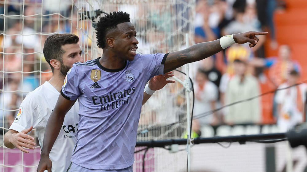 Polémica en el fútbol por racismo contra Vinícius Junior 1 Polémica en el fútbol por racismo contra Vinícius Junior El Gobierno español pidió este lunes “una respuesta contundente” frente a los insultos racistas sufridos por el delantero brasileño del Real Madrid, Vinícius y aseguró que estos gritos “no representan” a los españoles.