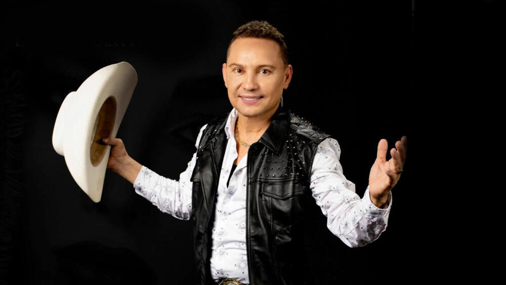 Por música de Giovanny Ayala, una mujer intentó quitarse la vida y ¡hasta lo demandaron! Una mujer demandó a Giovanny Ayala ante la Fiscalía por ser el supuesto culpable del intento de suicidio de su hija.