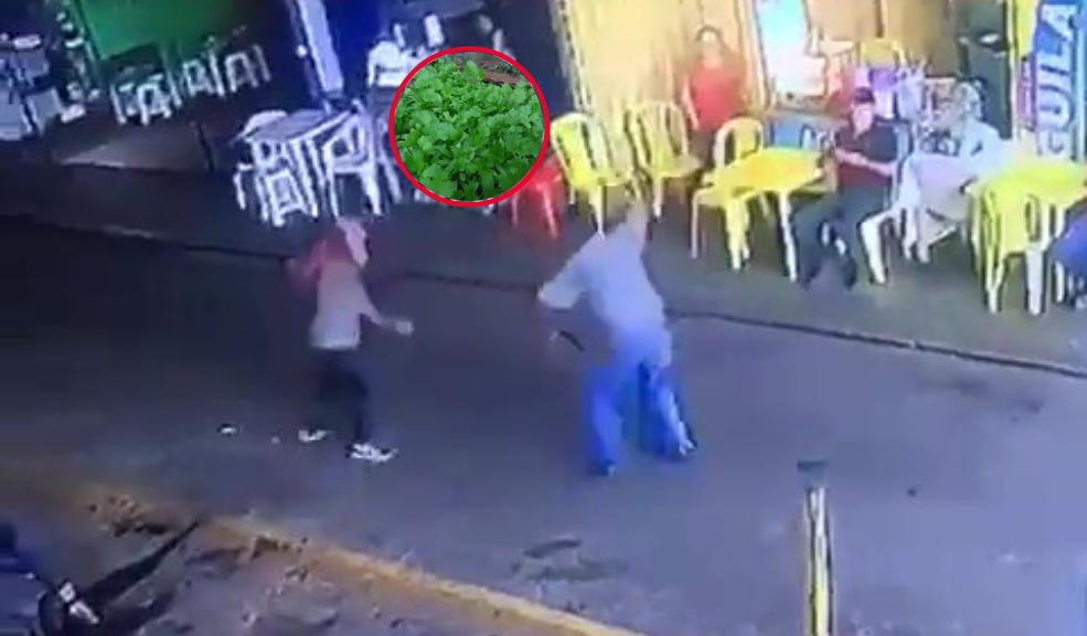 Se entregó hombre que habría asesinado a otro por un manojo de cilantro En las últimas horas las autoridades confirmaron que el sujeto que asesinó a un hombre de 57 años por un manojo de cilantro, se habría presentado luego de que los hechos quedaron captados en video y se difundieron a través de redes sociales.