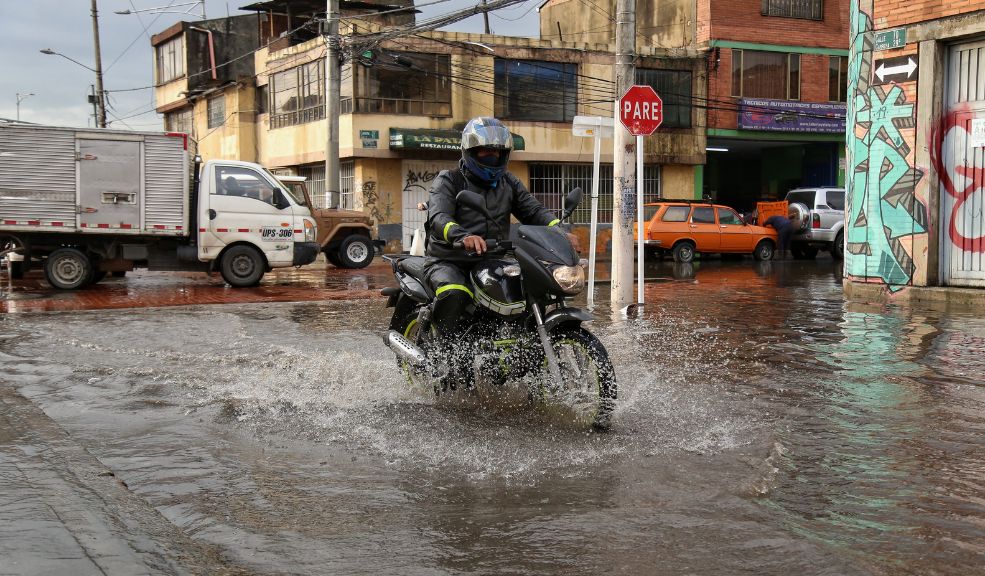 Fuertes lluvias dejaron un motociclista muerto en Bogotá 4 Fuertes lluvias dejaron un motociclista muerto en Bogotá