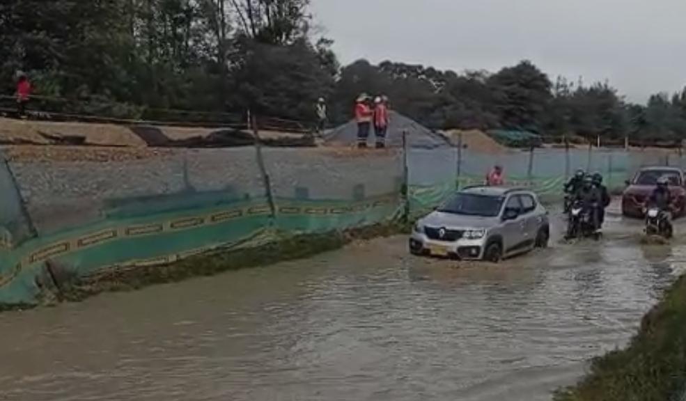 Gran afectación en Bogotá por cuenta de las fuertes lluvias 2 Gran afectación en Bogotá por cuenta de las fuertes lluvias Varios sectores de Bogotá se han visto gravemente afectados por las fuertes lluvias.