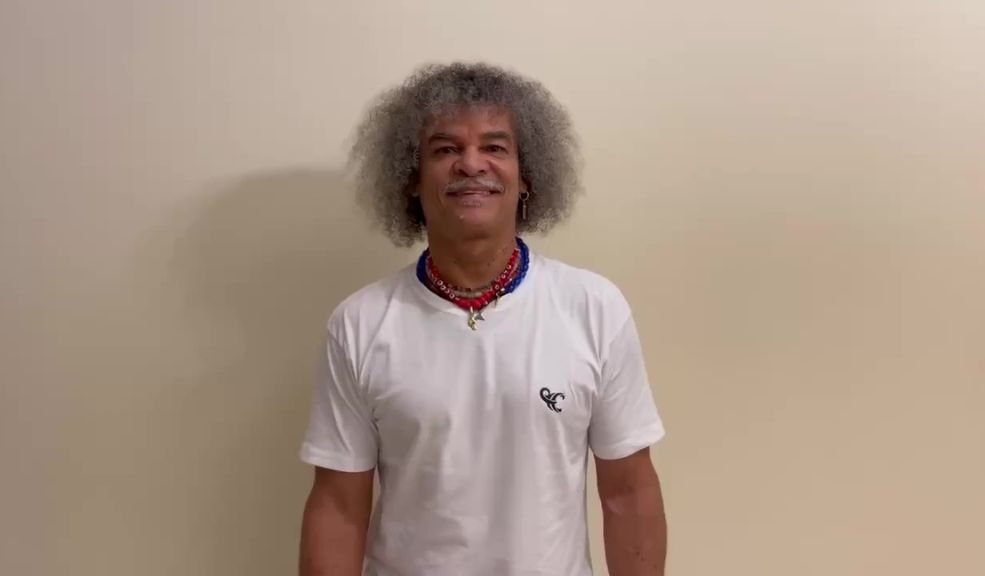El Pibe Valderrama mostró sus dotes para cantar